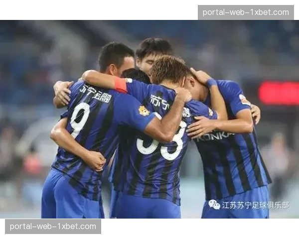 暖心一幕：长春亚泰远征军获主队浙江球迷赠送雨衣