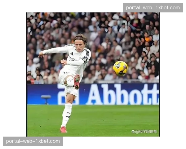 特写：终场哨响，40岁莫德里奇被皇马年轻队友高高抛起，庆祝联赛冠军